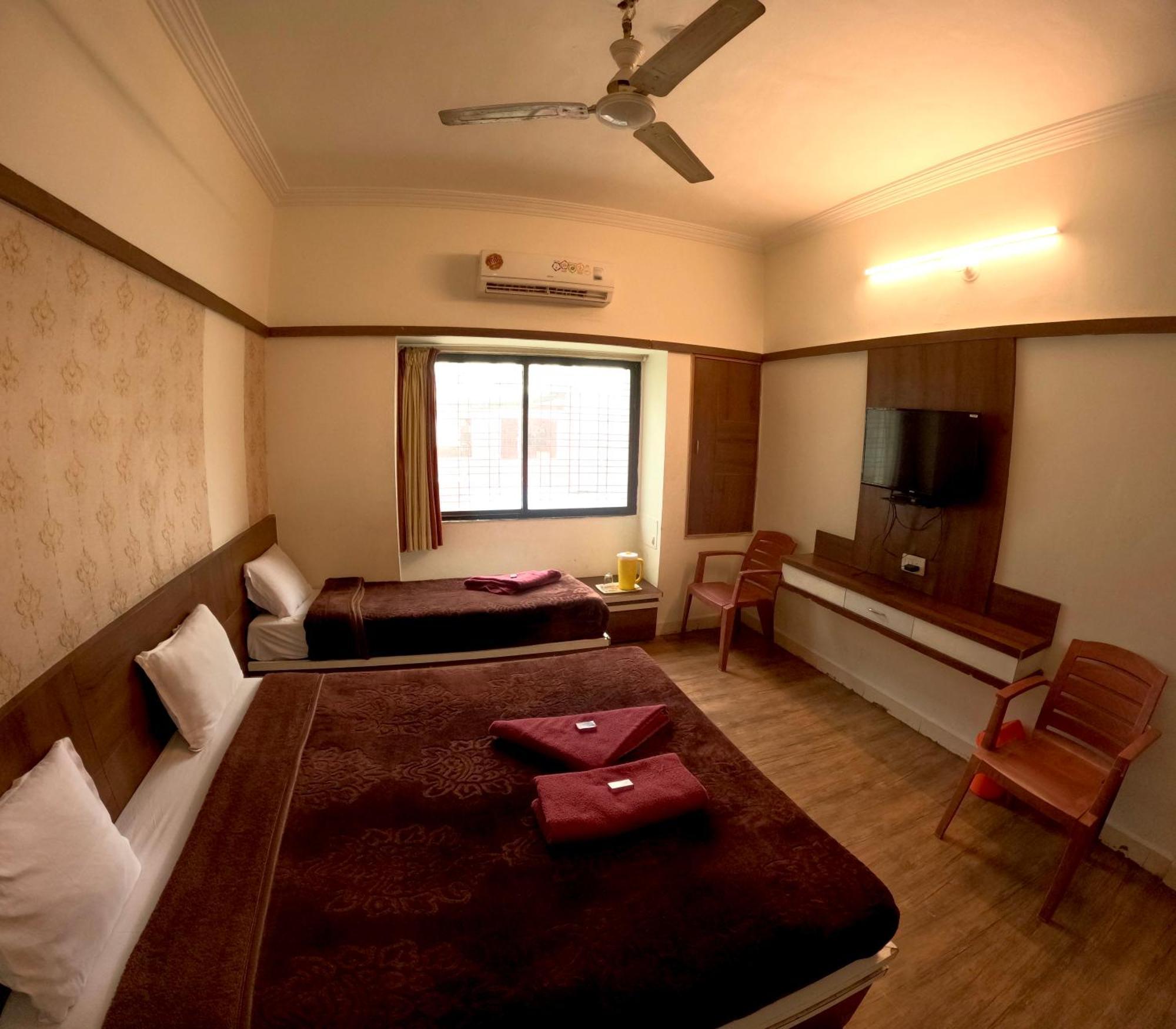 Hotel Laxmibai Palace 쉬르디 외부 사진
